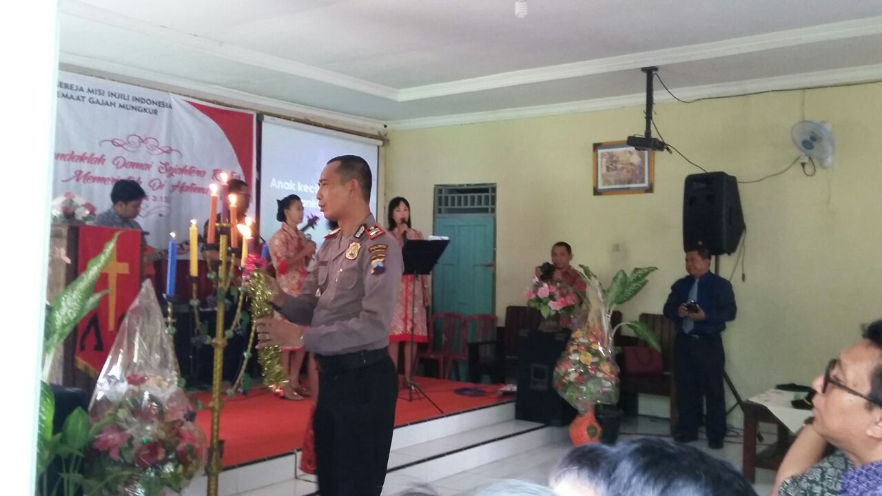 Kapolsek Bulu Tiup Lilin Saat Menghadiri Perayaan Natal